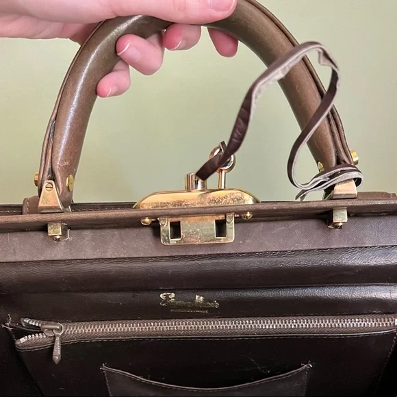 Locking Travel Handbag, Leather Satchel with Original Key, Authentic Vintage - Picture 9 of 16